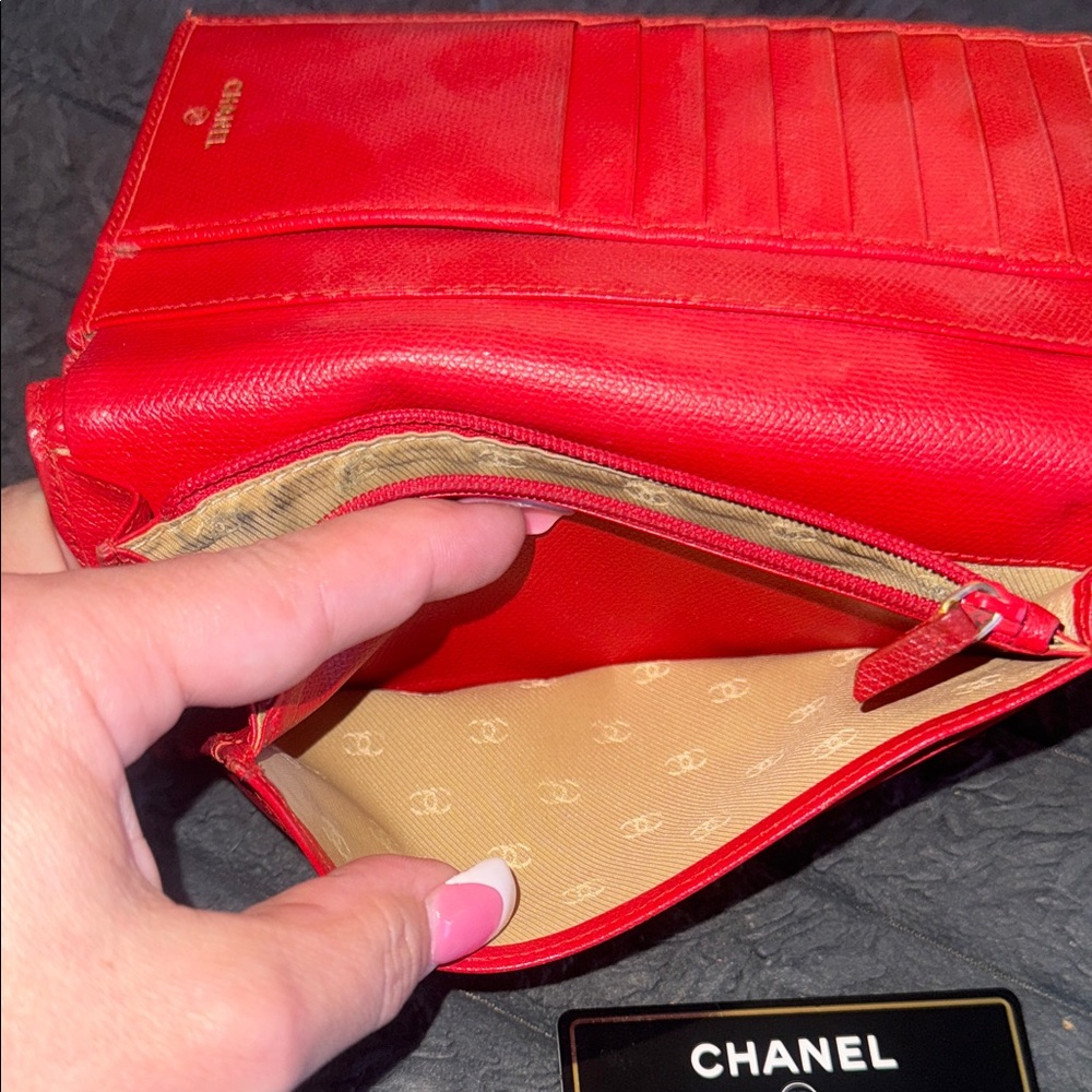 CHANEL Red Wallet - Picture 6 of 9